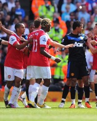  阿森纳客场逆转曼联，枪手重返争冠集团  