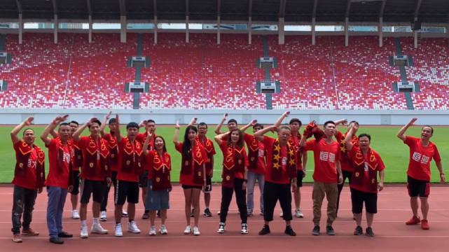 亚琛主场氛围火爆,德甲球迷文化助力球队发挥    亚琛主场氛围火爆,德甲球迷文化助力球队发挥