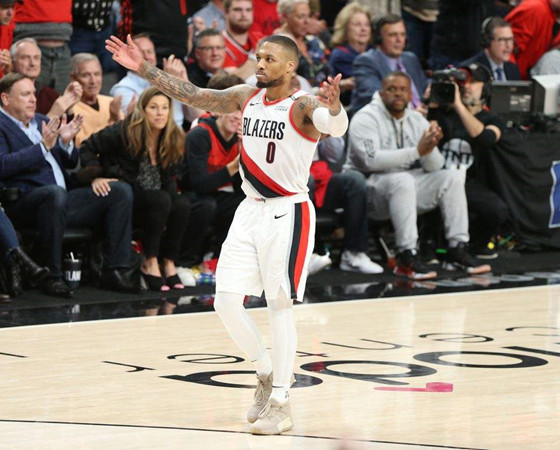 利拉德超远三分压哨绝杀,开拓者惊险战胜独行侠  利拉德超远三分压哨绝杀,开拓者惊险战胜独行侠