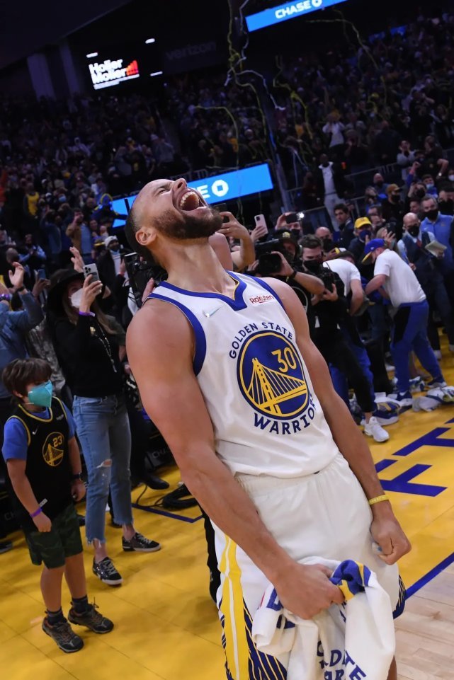 库里单场命中9记三分,勇士大胜开拓者显威力    库里单场命中9记三分,勇士大胜开拓者显威力